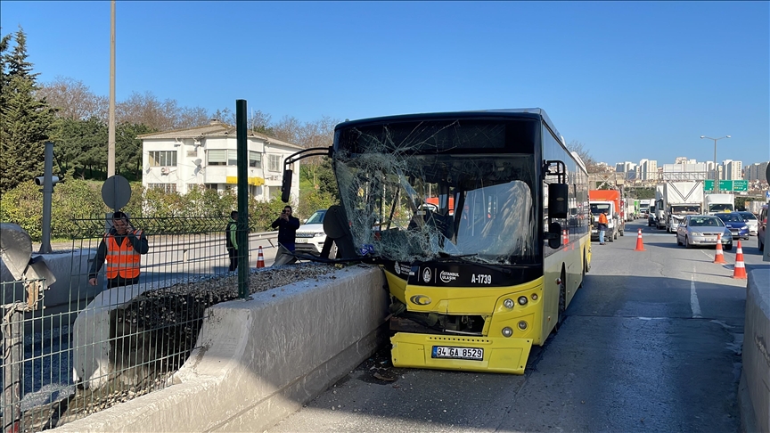 İETT otobüsü Avcılar gişelerinde beton bariyere çarptı!