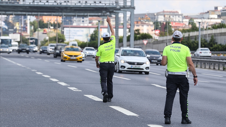 Bayramda kara yollarında 208 bin 900 emniyet ve jandarma personeli görev yapacak