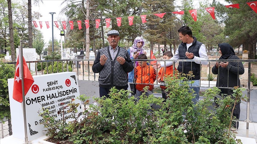 Kahraman şehit Ömer Halisdemir arife günü unutulmadı