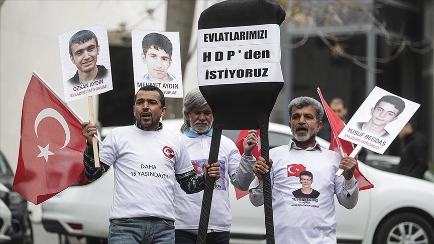 Evlat nöbeti tutan babalar HDP Genel Merkezi'ne siyah çelenk bıraktı
