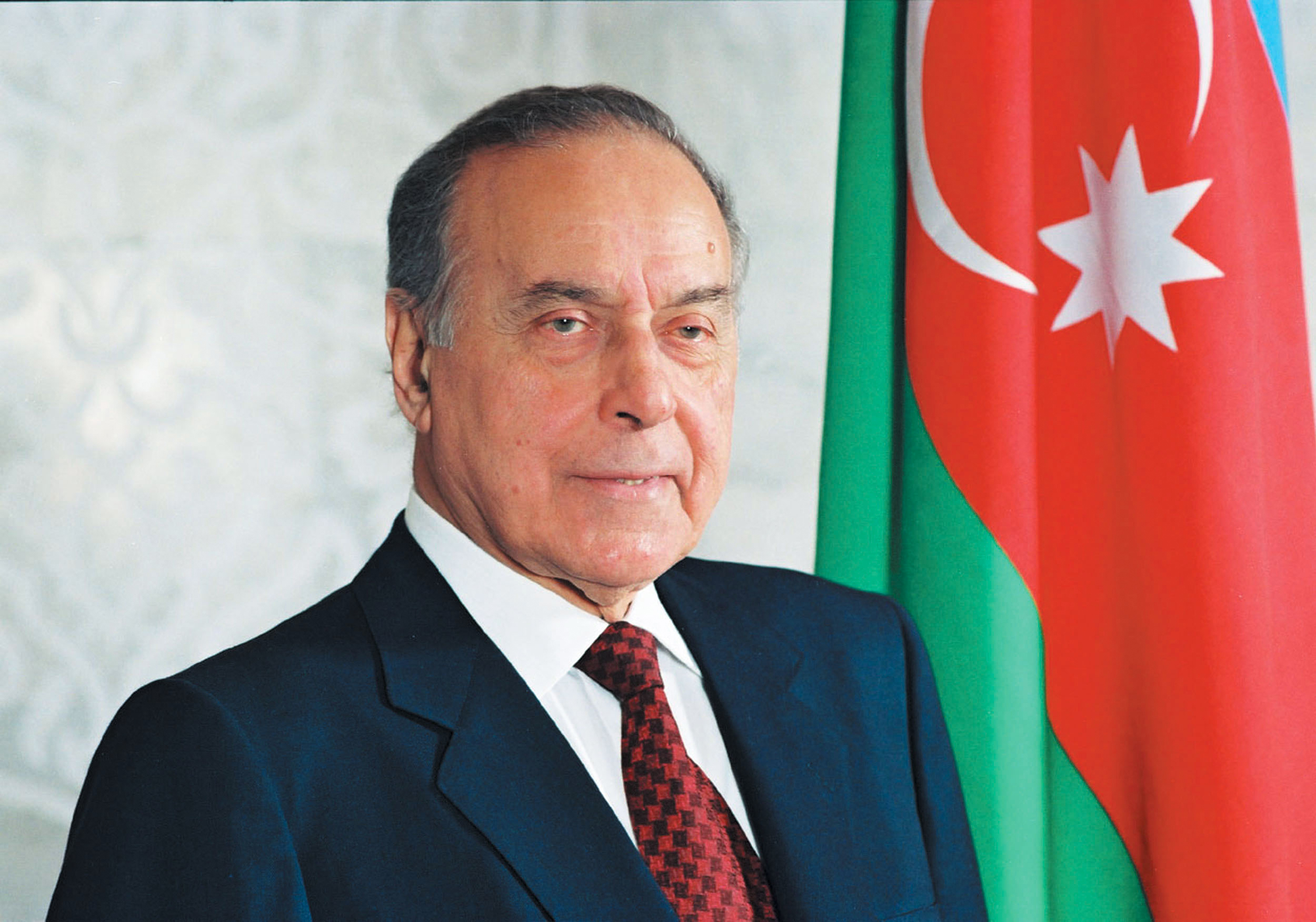 Azerbaycan'ın mimarı Haydar Aliyev doğumunun 99. yılında anılıyor