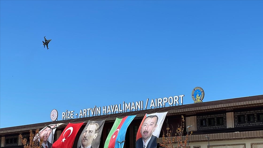 SOLOTÜRK'ten Rize-Artvin Havalimanı'nda gösteri uçuşu