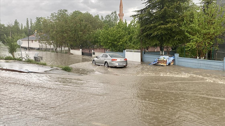 Kırşehir ile Kayseri'nin Yahyalı ilçesinde sağanak sele neden oldu