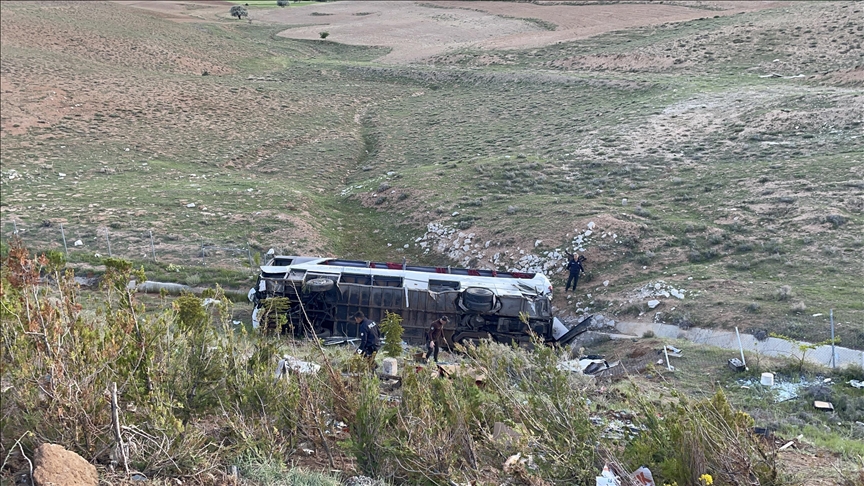 Niğde'de otobüsün devrilmesi sonucu 3 kişi öldü, 41 kişi yaralandı