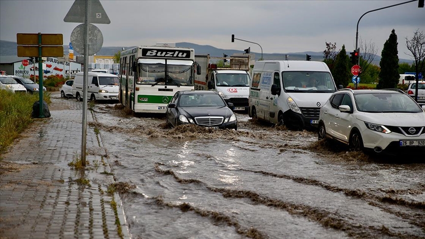 Eskişehir'de dolu ve sağanak nedeniyle oluşan su birikintilerinde araçlar mahsur kaldı