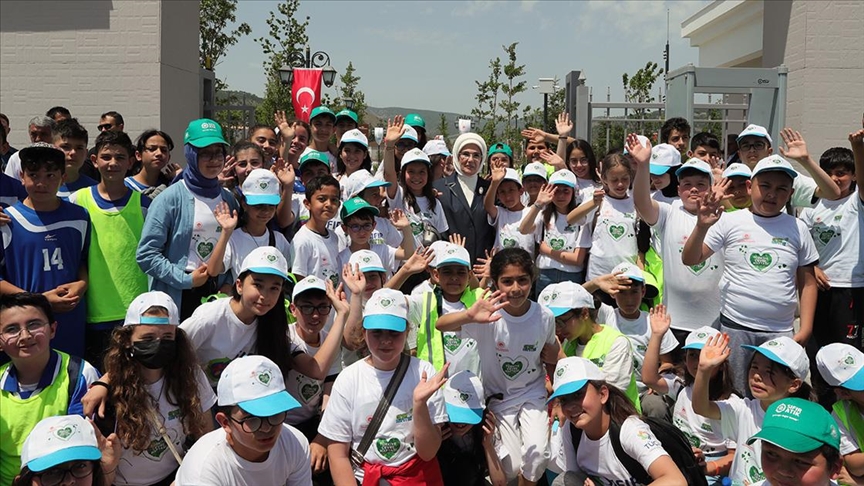 Emine Erdoğan, Kızılcahamam'da gençlerle çevre yürüyüşüne katıldı