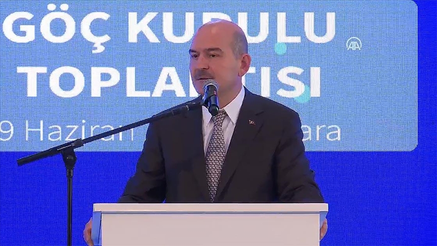 Soylu: Taksicilere yabancı yolcuların il dışı seyahat izin belgelerini kontrol yükümlülüğü getiriyoruz