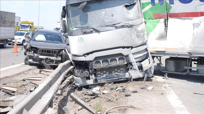 İstanbul TEM Otoyolu'nda 6 aracın karıştığı trafik kazasında 3 kişi yaralandı