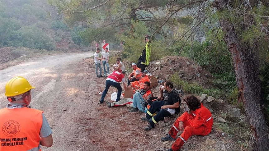 Türk Kızılay'dan Marmaris'teki orman yangınına müdahale eden ekiplere destek