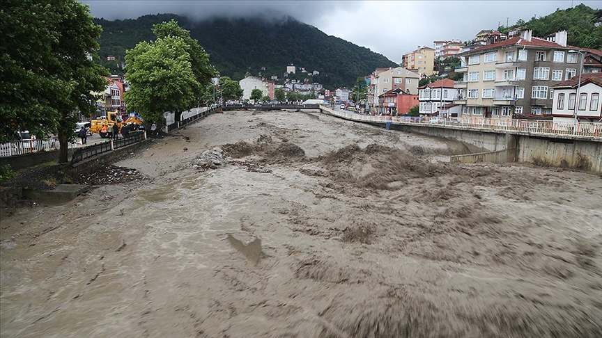 Kastamonu'da sağanak nedeniyle taşan çay su baskınlarına neden oldu