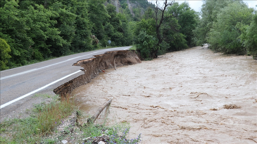 Bolu'da sağanak nedeniyle 2 köprü yıkıldı, bazı evleri su bastı!