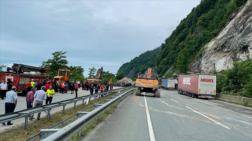 Artvin'de kara yolundaki tırların üzerine kaya düşmesi sonucu 1 kişi öldü