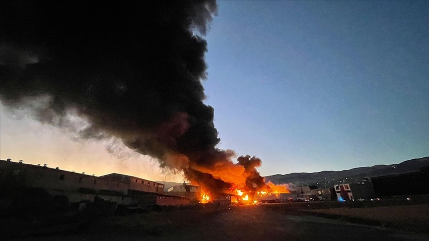 Kahramanmaraş'ta geri dönüşüm tesisindeki yangın kontrol altına alındı