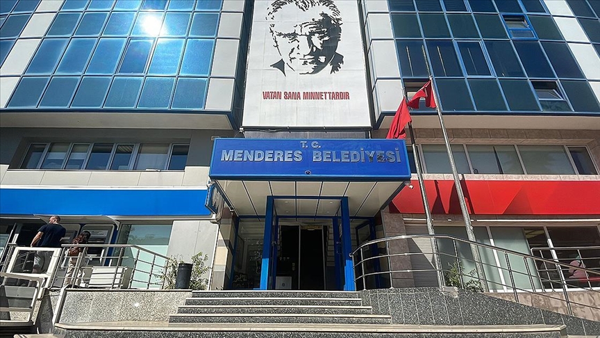 İzmir Menderes Belediyesi'ne yönelik yolsuzluk operasyonunda 27 şüpheli yakalandı