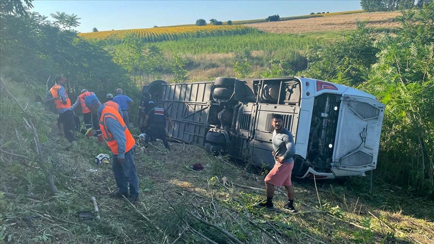 Kırklareli'nde yolcu otobüsünün devrilmesi sonucu biri çocuk 6 kişi öldü, 25 kişi yaralandı