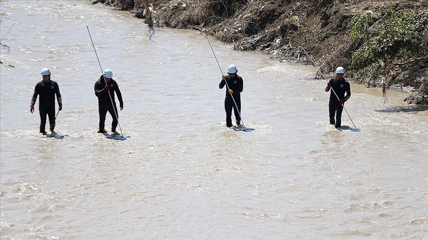 Düzce'de sele kapılan kepçe operatörünü arama çalışmaları sürüyor