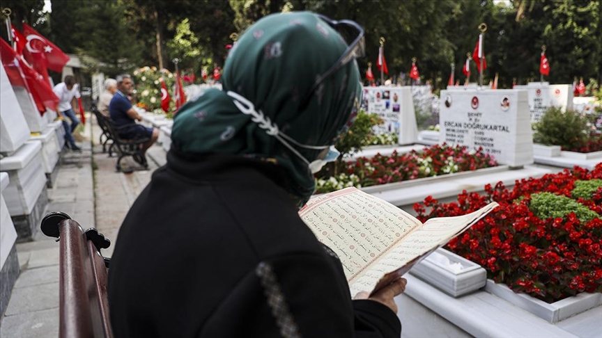 Şehit aileleri bayramın ilk gününde Edirnekapı Şehitliği'ni ziyaret etti