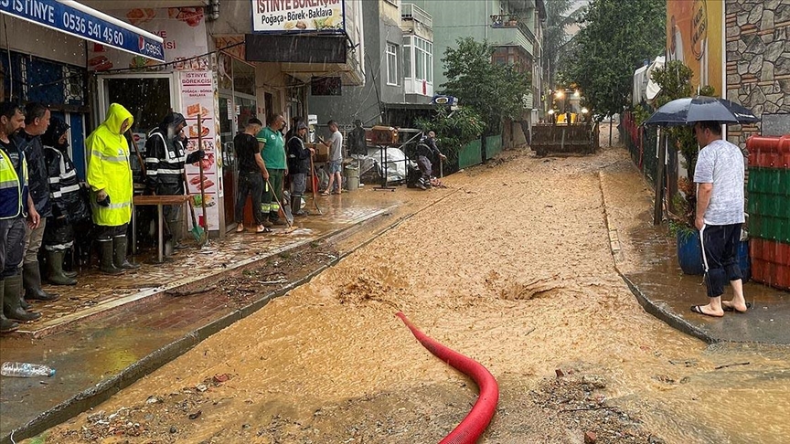 İstanbul'da gök gürültülü sağanak baskınlara neden oldu