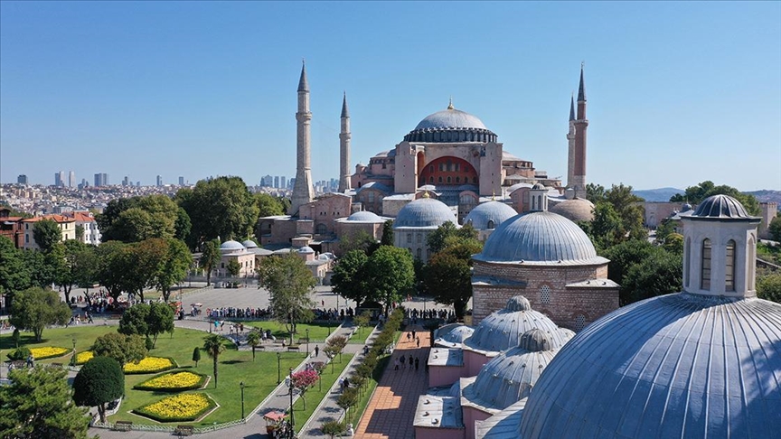 Ayasofya'da ibadete açılışının ikinci yıl dönümünde ziyaretçi yoğunluğu yaşanıyor