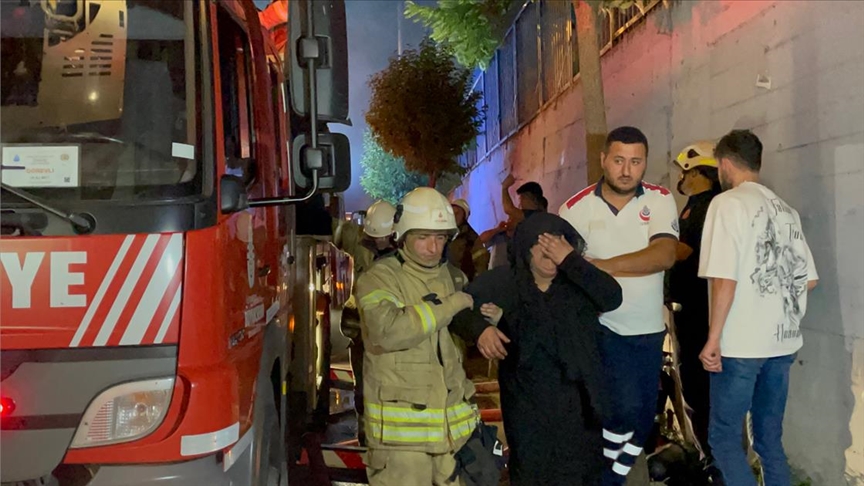 Esenler'deki yangında dumandan etkilenen 11 kişi hastaneye kaldırıldı