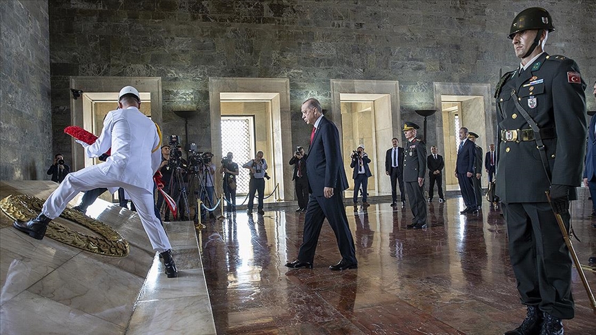 Cumhurbaşkanı Erdoğan başkanlığındaki YAŞ üyeleri Anıtkabir'i ziyaret etti