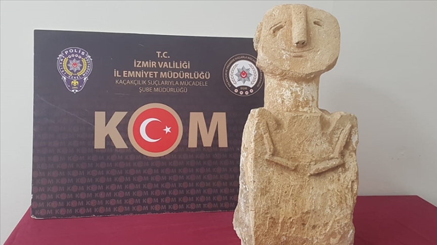 İzmir'de polisin ele geçirdiği yaklaşık 11 bin 500 yıllık heykel uzmanları bekliyor