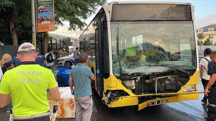 Üsküdar'da kaza yapan İETT otobüsünde ciddi hasar