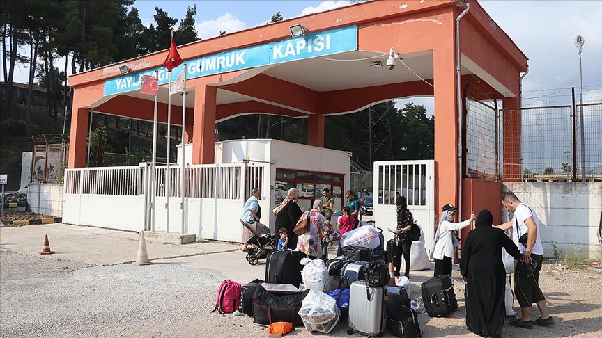 İstanbul'dan yola çıkan 54 Suriyeli, Hatay ve Kilis'ten ülkelerine uğurlandı