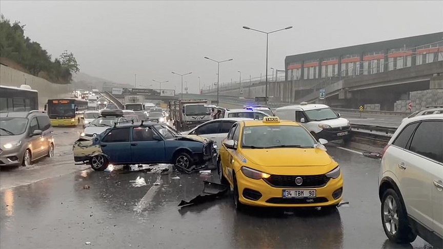 İstanbul'da kuvvetli yağış yaşamı olumsuz etkiledi