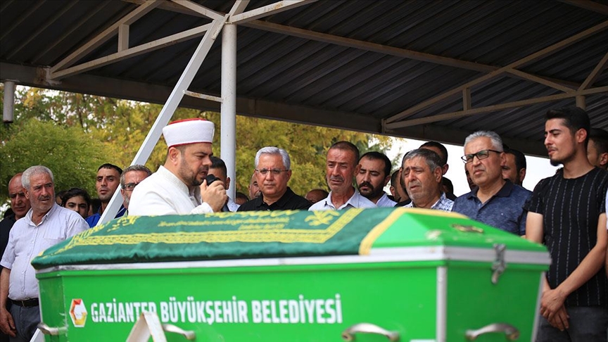 Gaziantep'teki trafik kazasında hayatını kaybedenler son yolculuklarına uğurlanıyor