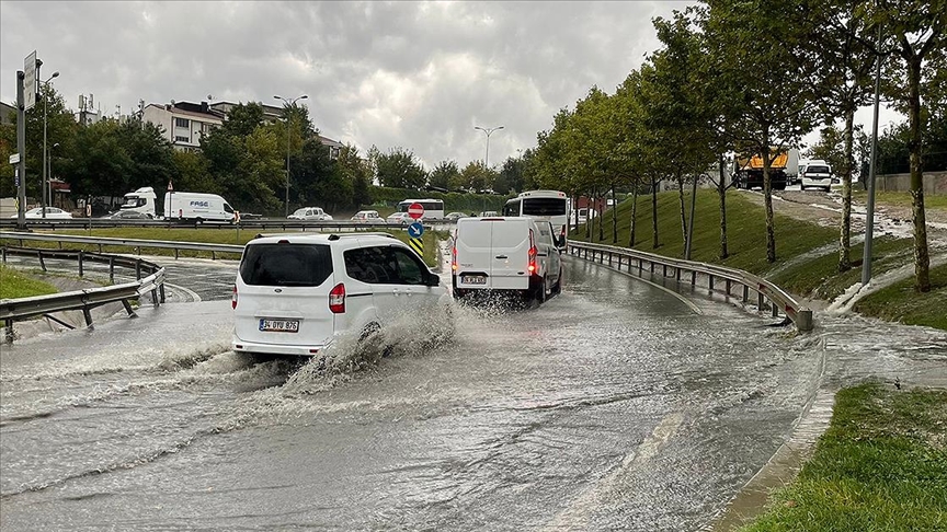 İstanbul'da gök gürültülü sağanak etkili oluyor