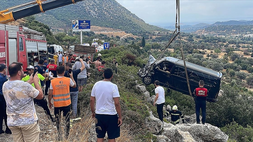 Bodrum'da kaza geçiren sanatçı İbrahim Tatlıses, sıkıştığı araçtan çıkarıldı