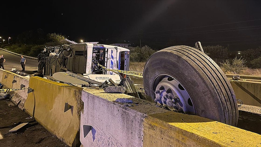 Hatay'da yolcu otobüsünün devrilmesi sonucu 40 kişi yaralandı