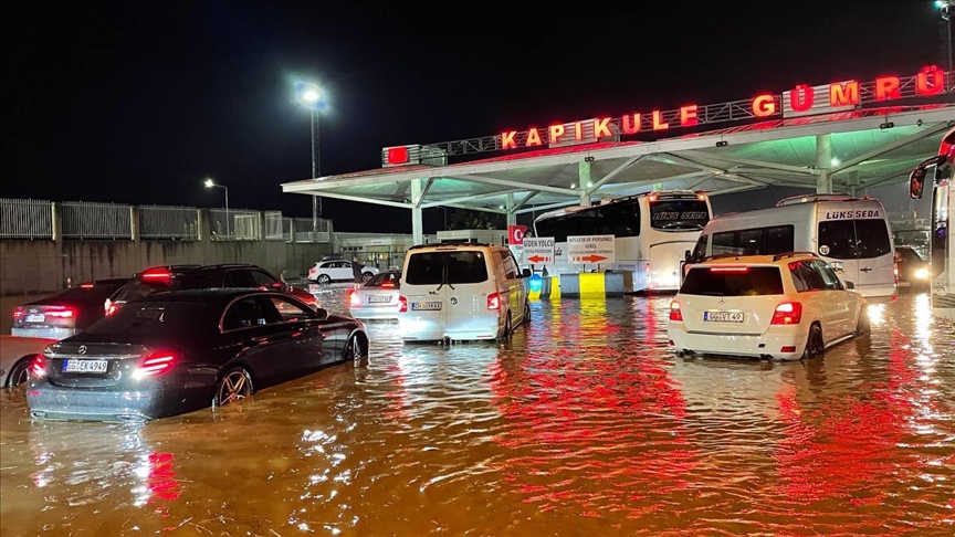 Kapıkule Gümrük Sahası'nı su bastı!