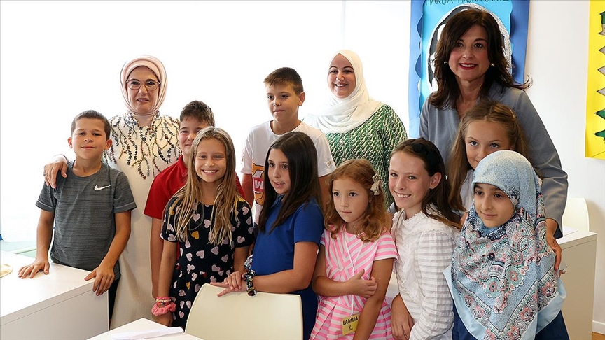 Emine Erdoğan, Zagreb'de spor projesi yürütülen ilkokulu ziyaret etti