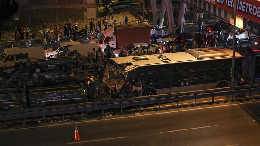 Avcılar'daki metrobüs kazası öncesi yaşananlar araç içi kamerasına yansıdı
