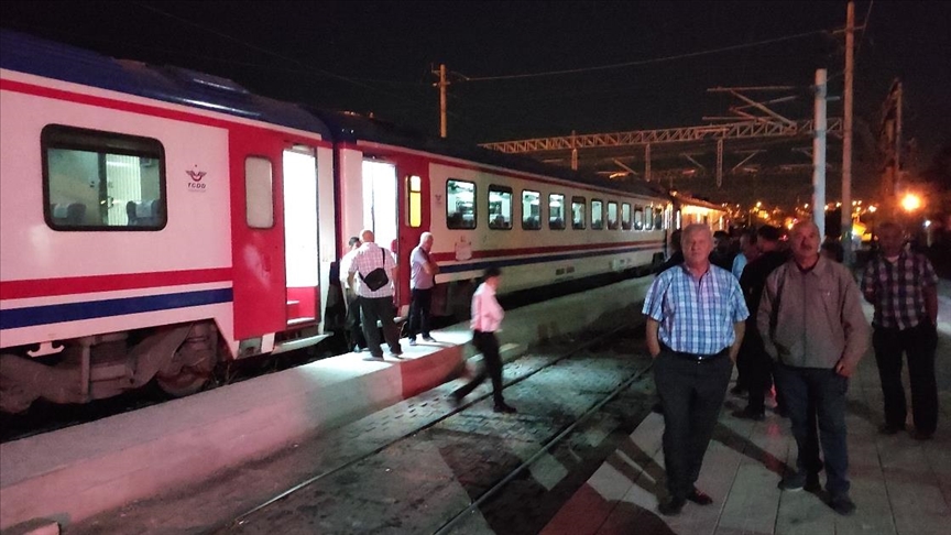 Doğu Ekspresi'nin vagonu Yozgat'ta raydan çıktı!