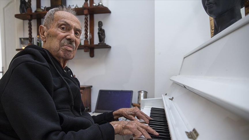 Caz sanatçısı Bozkurt İlham Gencer, 100 yaşında halen piyanosunun başında!