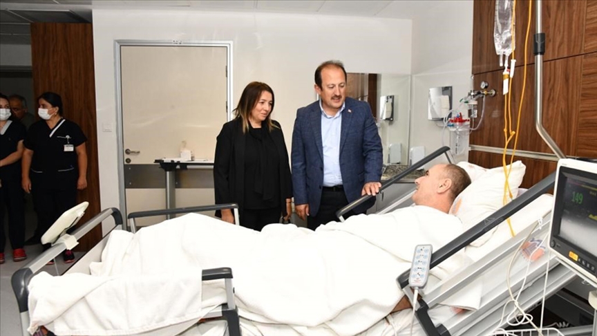 Mersin Valisi Pehlivan, terör saldırısında yaralanan polis memurunu hastanede ziyaret etti