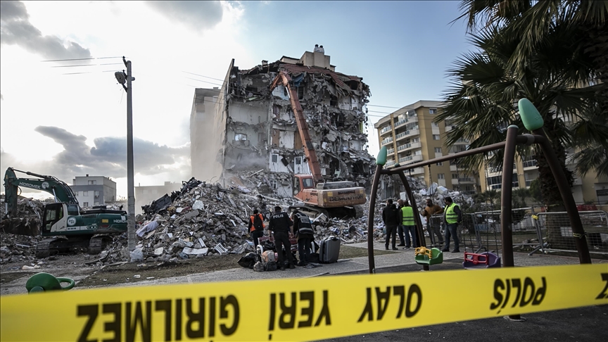 İzmir depreminde yıkılan Barış Sitesi'ne ilişkin 6 belediye görevlisi hakkında dava açıldı