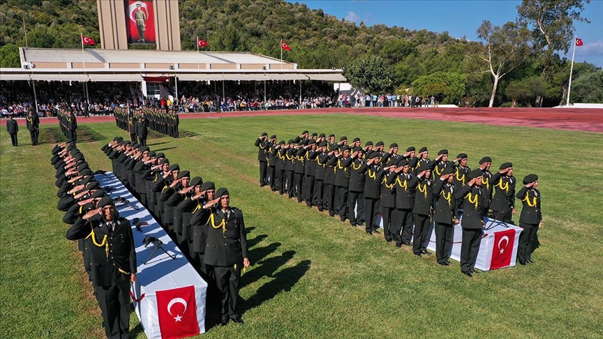 İzmir'deki Kara Harp Okulu Yerleşkesinde ant içme töreni