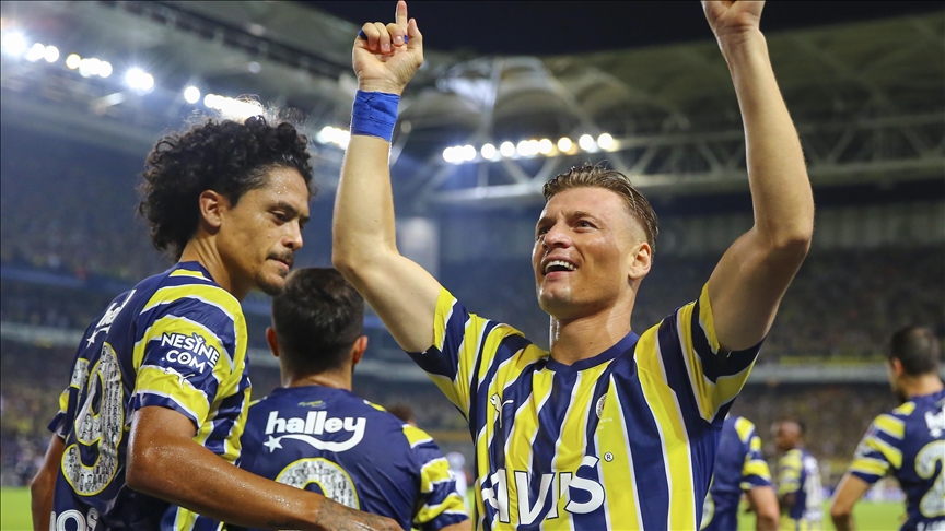 Fenerbahçeli futbolcu Ezgjan ALİOSKİ şampiyonluğa inanıyor