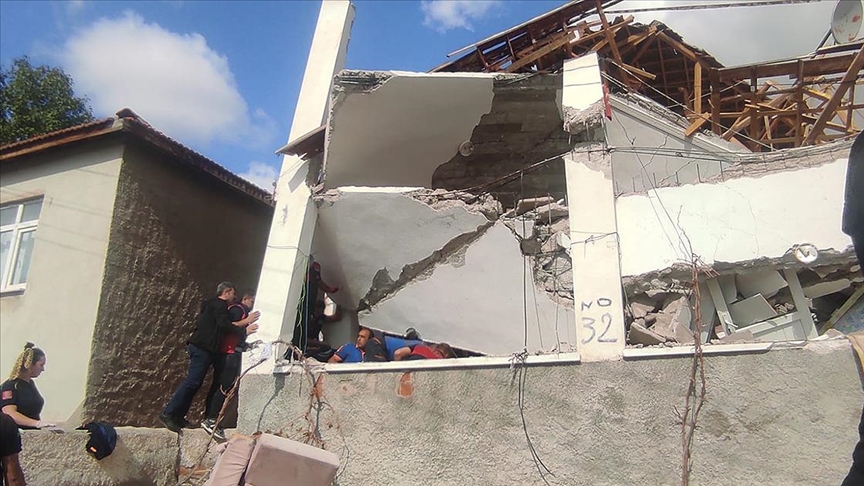 Yozgat'ta doğal gaz patlaması sonucu 2 katlı ev çöktü!