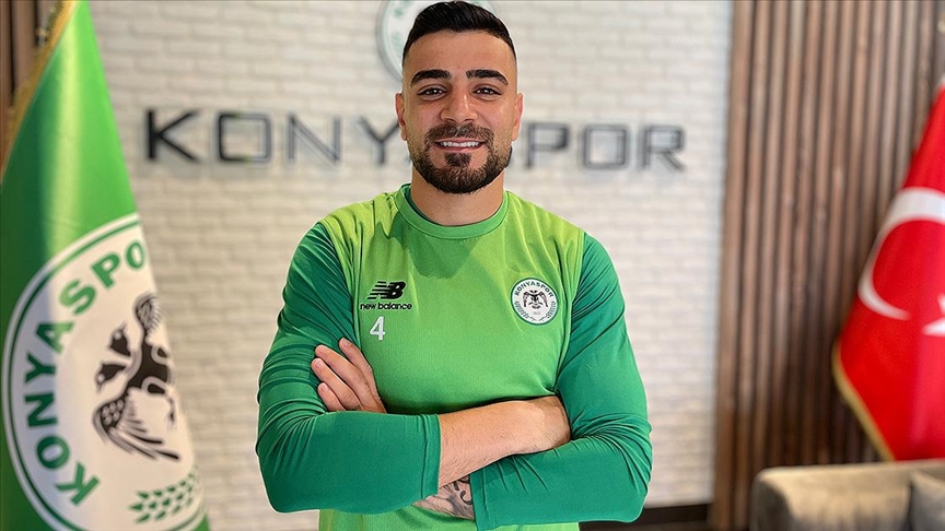 Konyaspor'un savunma oyuncusu Adil Demirbağ rakip golcülere geçit vermiyor