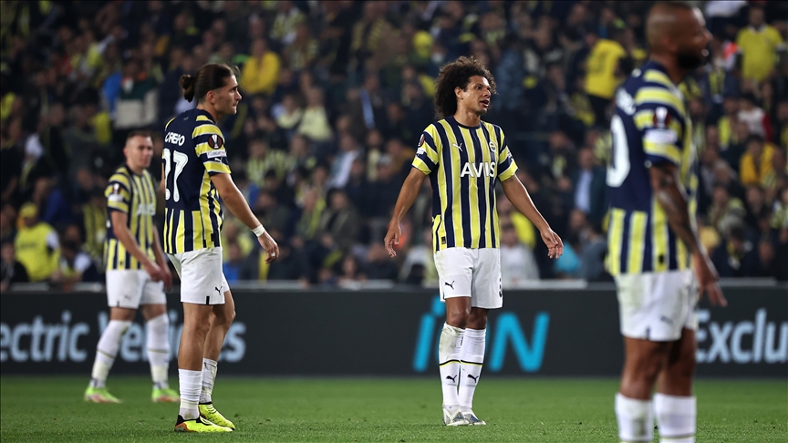 Fenerbahçe liderlik mücadelesini son maça bıraktı