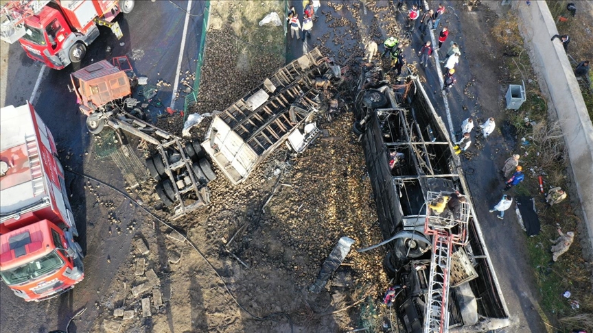 Ağrı'da yolcu otobüsünün pancar yüklü iki kamyonla çarpıştığı kazada 7 kişi hayatını kaybetti