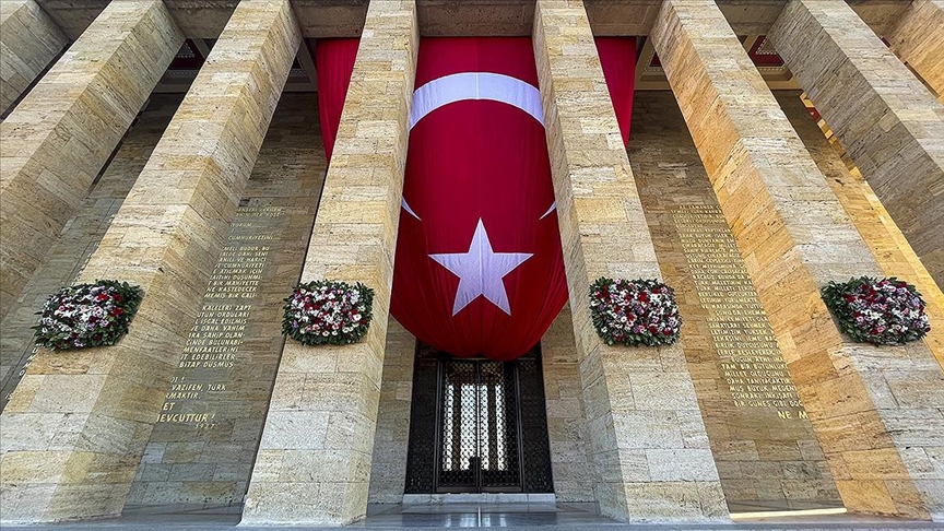 MSB'den Anıtkabir'in yorulmaz koruyucuları "saygı nöbetçileri" paylaşımı