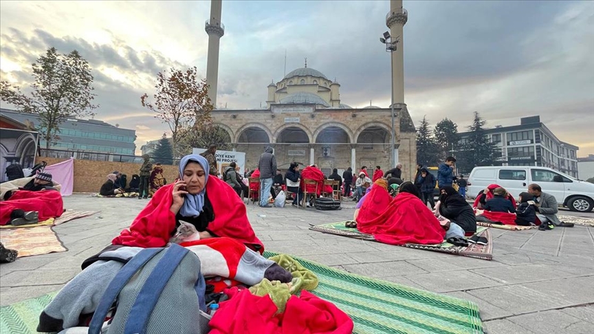 DÜZCE'DE 5.9'LUK DEPREM MEYDANA GELDİ