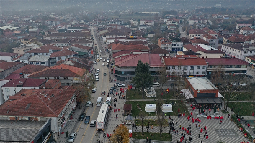 Düzce'de deprem sırasında evden çıkarken düşen kişi yaşamını yitirdi