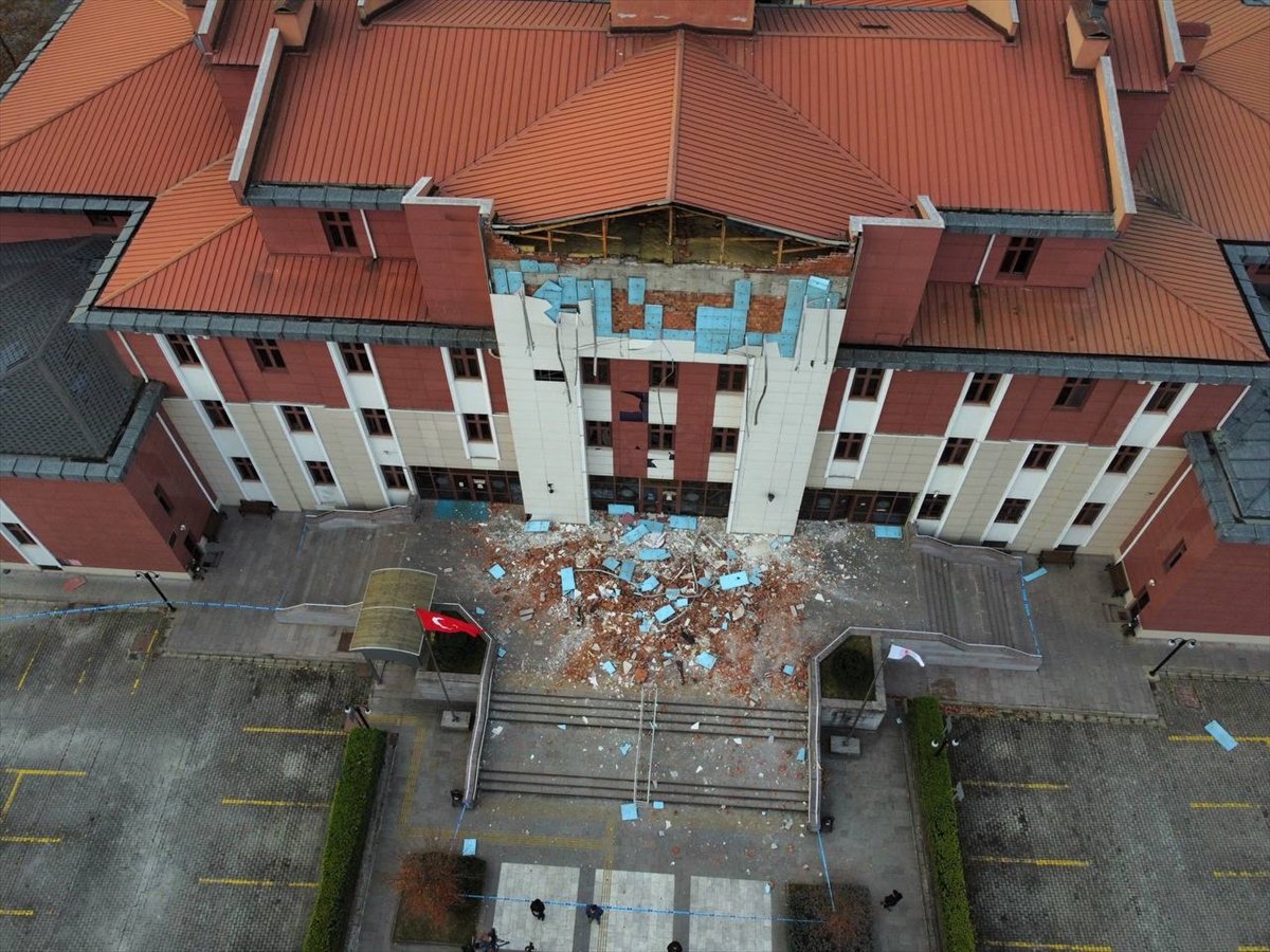 Düzce Adliyesi'nde deprem nedeniyle hasar oluştu!